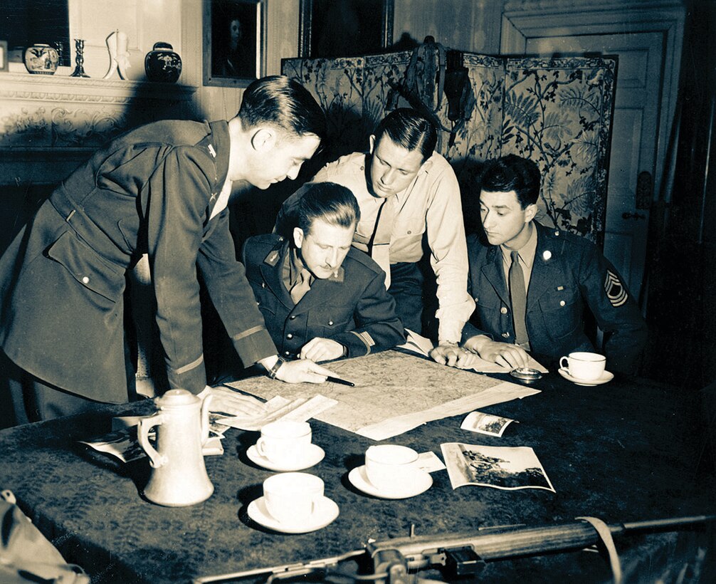 Jedburghs get instructions from Briefing Officer in London,  England, ca. 1944. (Office of Strategic Services/U.S. National Archives and Records Administration)