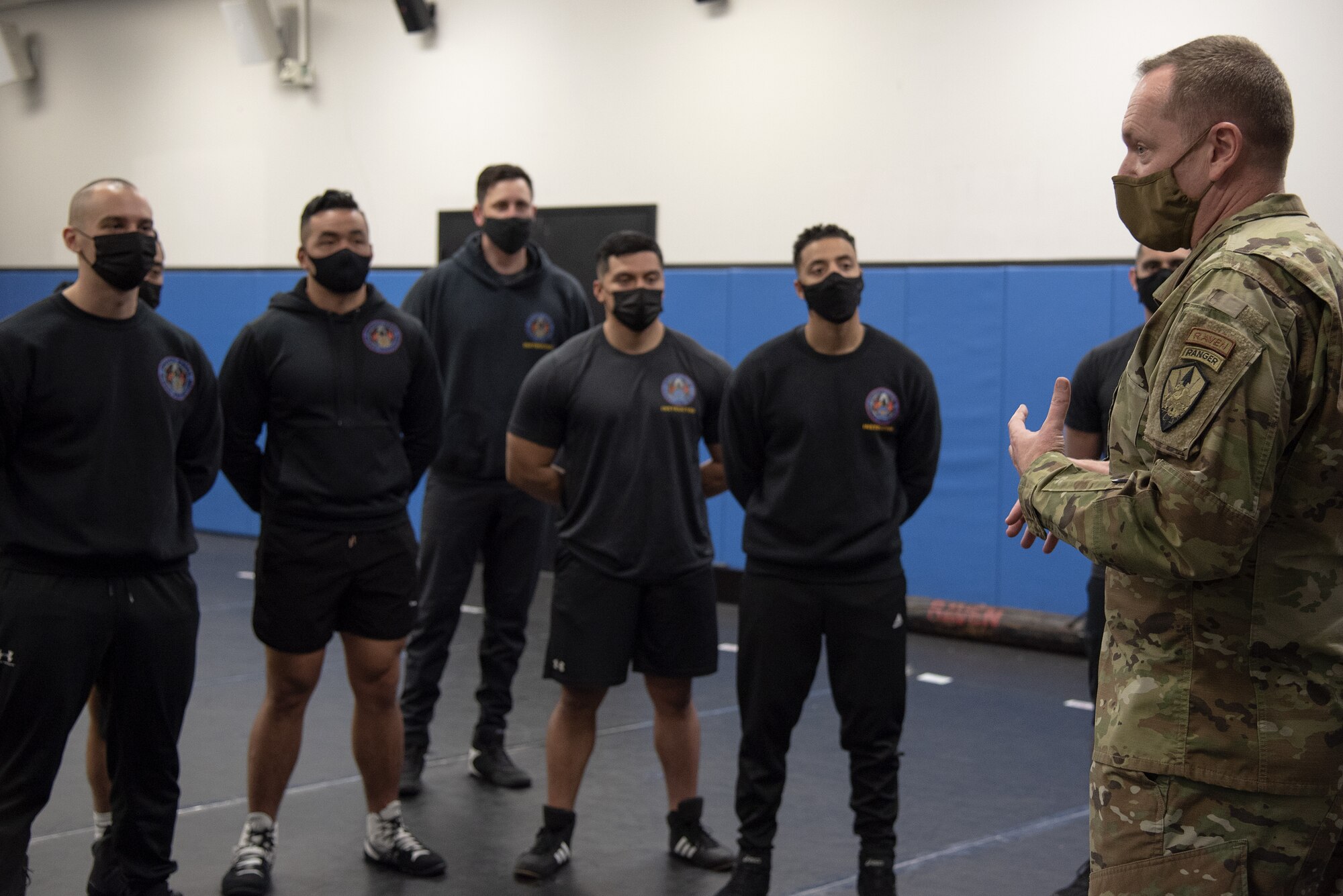 Photo of Chief France talking to Phoenix Raven Qualification Course Instructors.