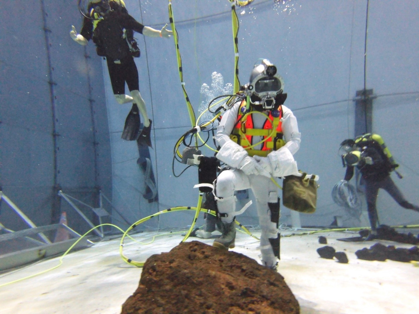 SUPSALV Master Diver NDCM John D. Hopkins testing the DAVD system 40-feet below the surface in NASA’s Sonny Carter Training Facility’s Neutral Buoyancy Laboratory in Houston, TX.
