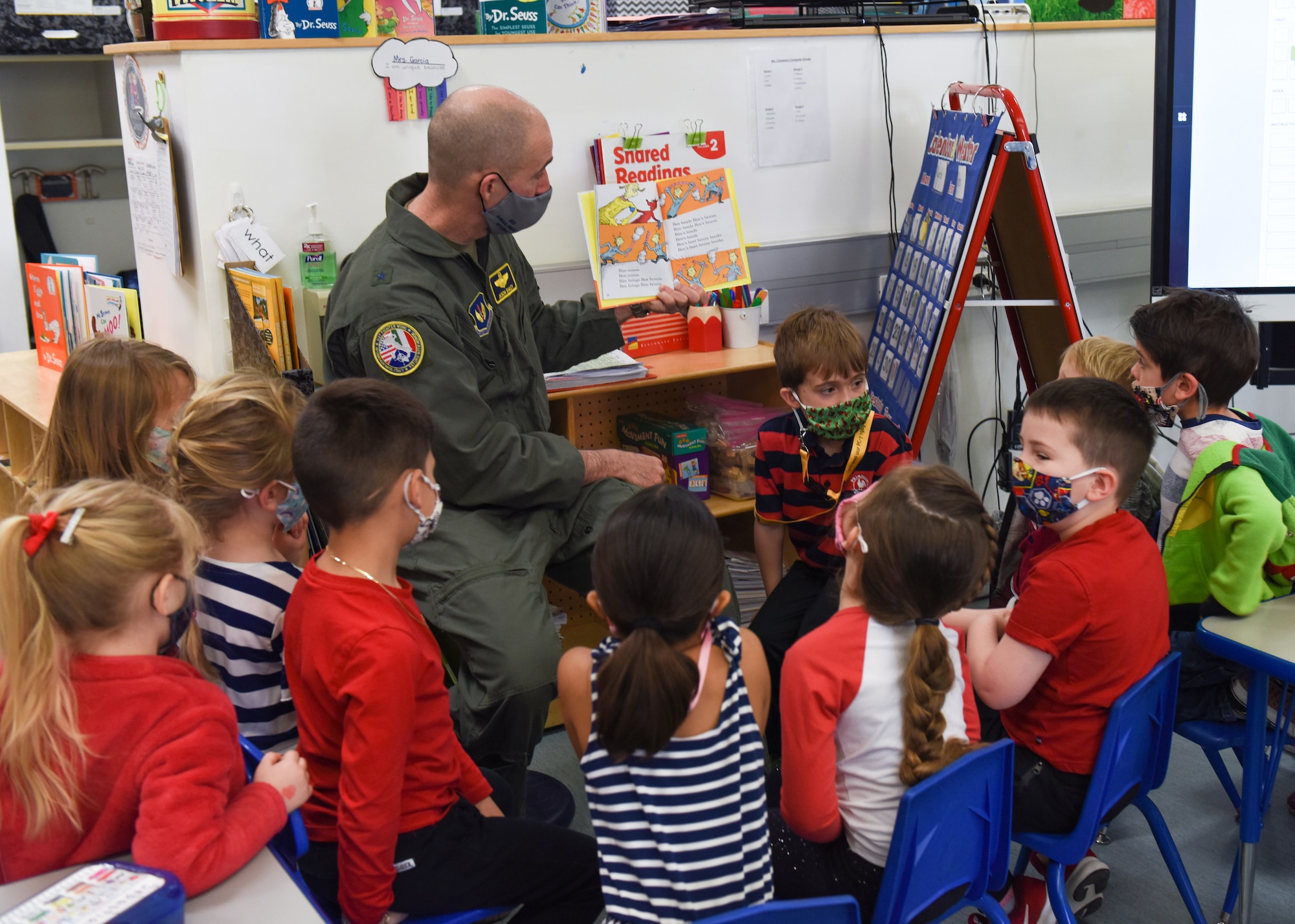 Leaders for Readers; 31 FW commander reads book to Aviano AB children