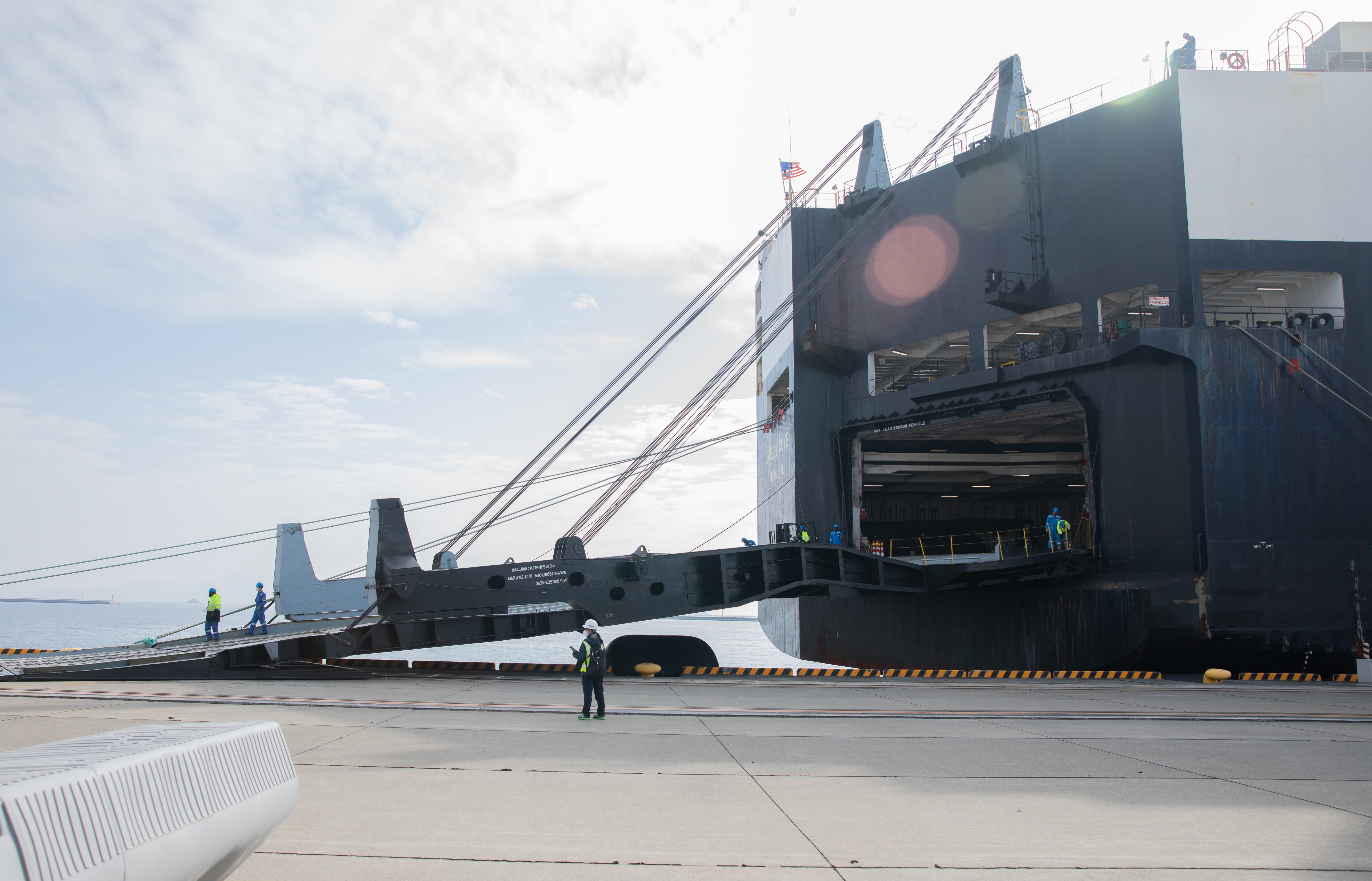 陸上自衛隊オスプレイが岩国基地に陸揚げ