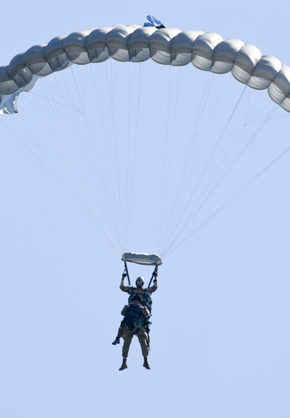 Tandem jump makes wing history