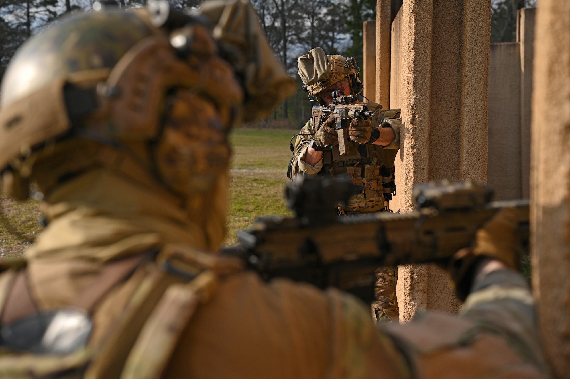 Members of the French Special Operations Forces peer into a courtyard during a raid on an opposing force-held village during Emerald Warrior 21.1, Feb. 25, 2021, at Camp Shelby, Mississippi. Emerald Warrior focused on U.S partner nation relationships while emphasizing joint force interoperability. (U.S. Air Force photo by Staff Sgt. Ridge Shan)