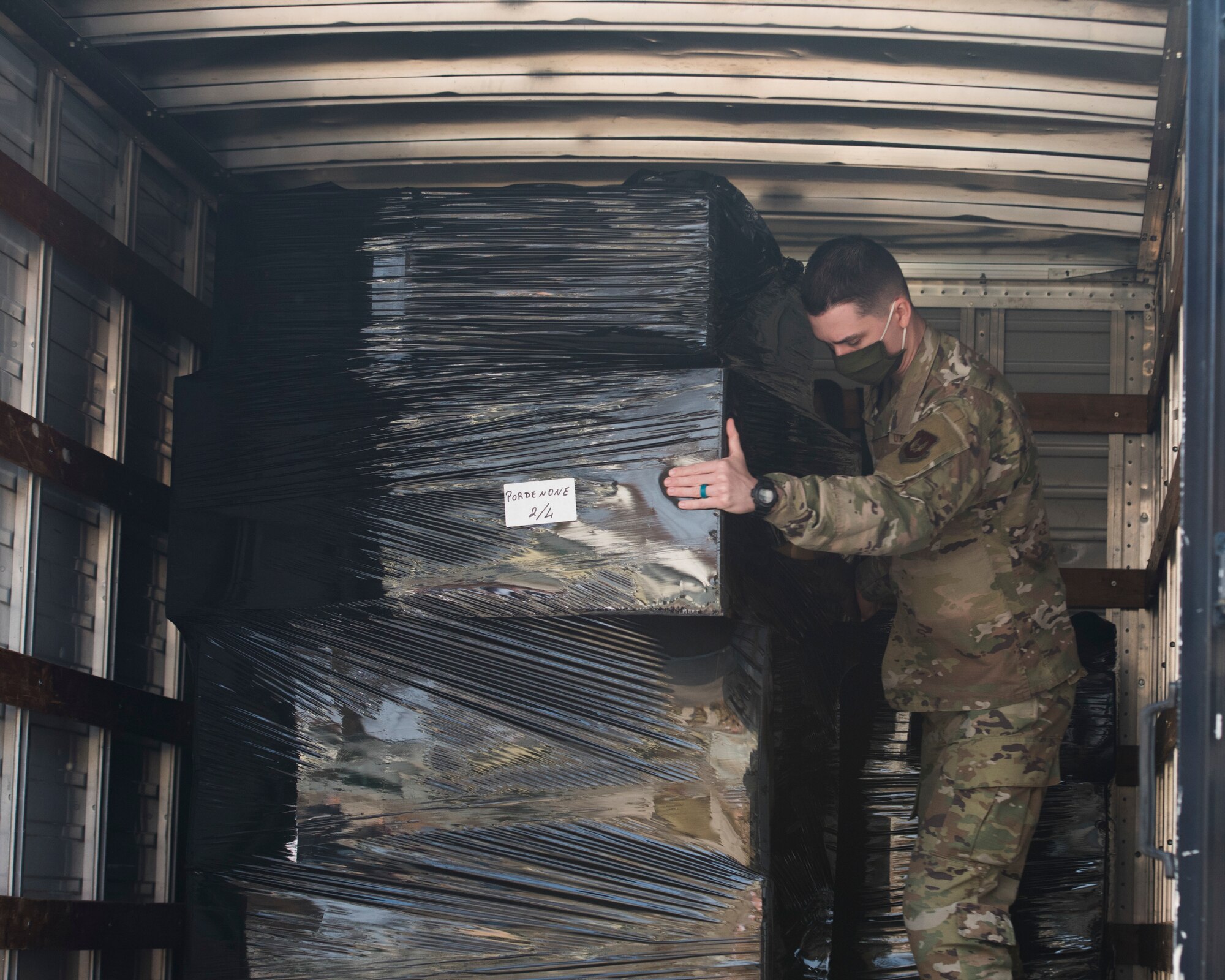 31 FW delivers 70,000 COVID-19 PPE items to local Italian hospitals