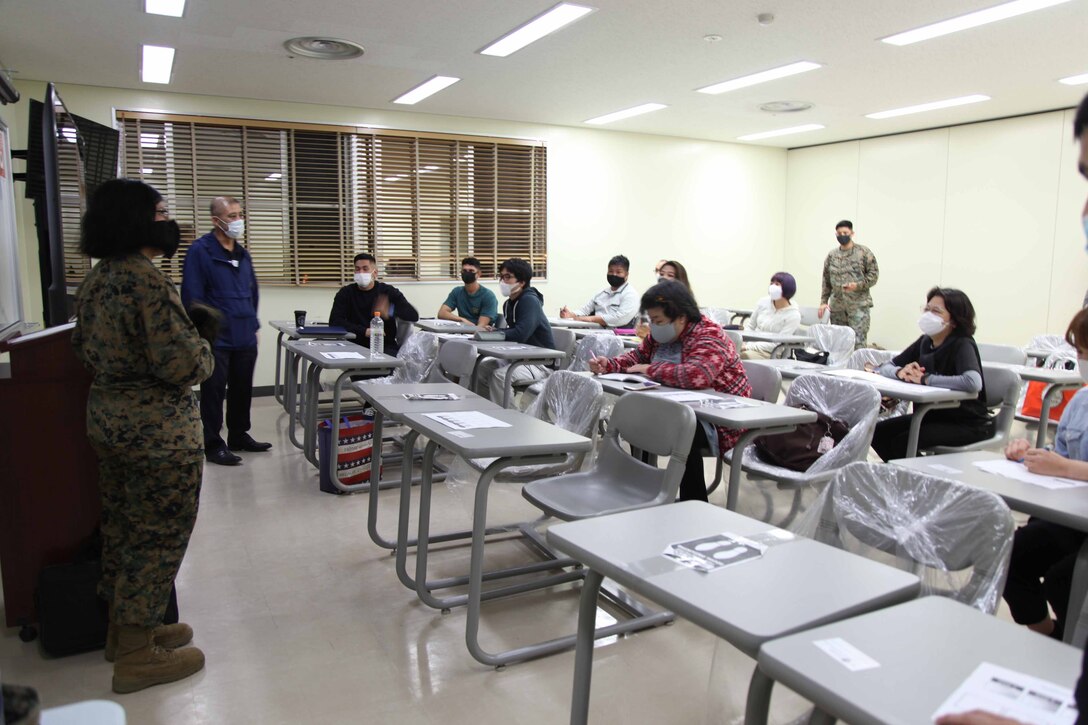 キャンプ・シュワブで再開した英会話クラスで、出席者にあいさつを述べる先月沖縄に赴任してきたばかりのデイジー少尉、２０２１年３月９日、教育センター