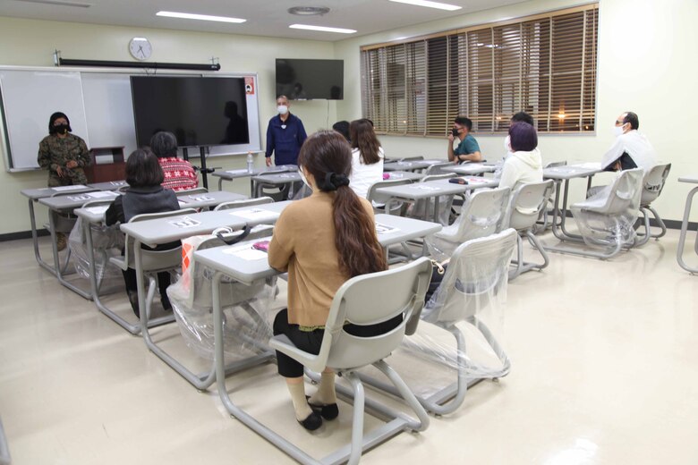 キャンプ・シュワブで再開した英会話クラスで、出席者にあいさつを述べる先月沖縄に赴任してきたばかりのデイジー少尉、２０２１年３月９日、教育センター