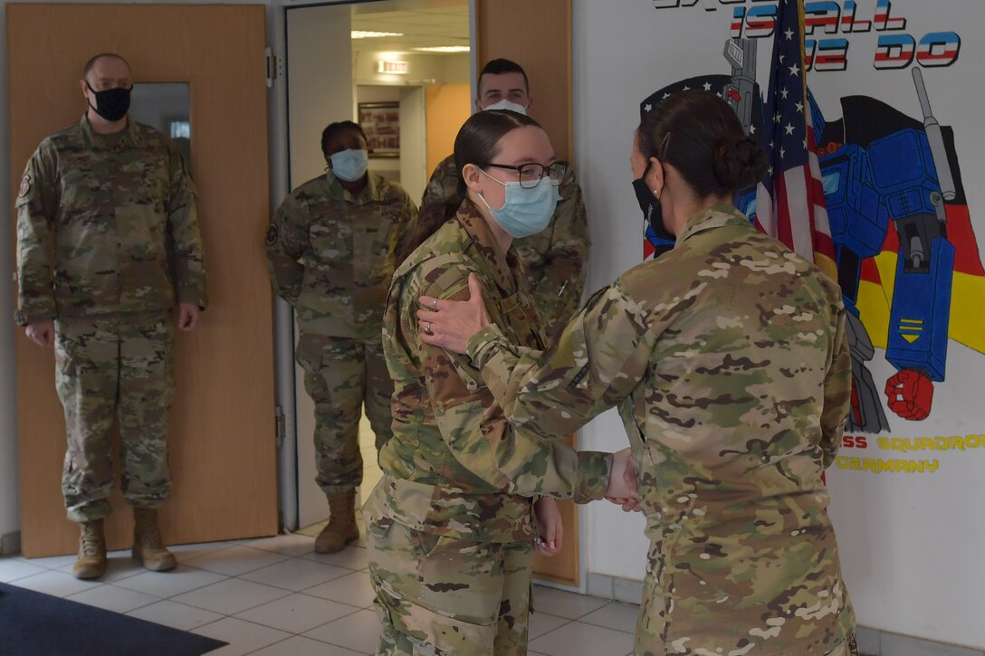 Airmen standing in a room.