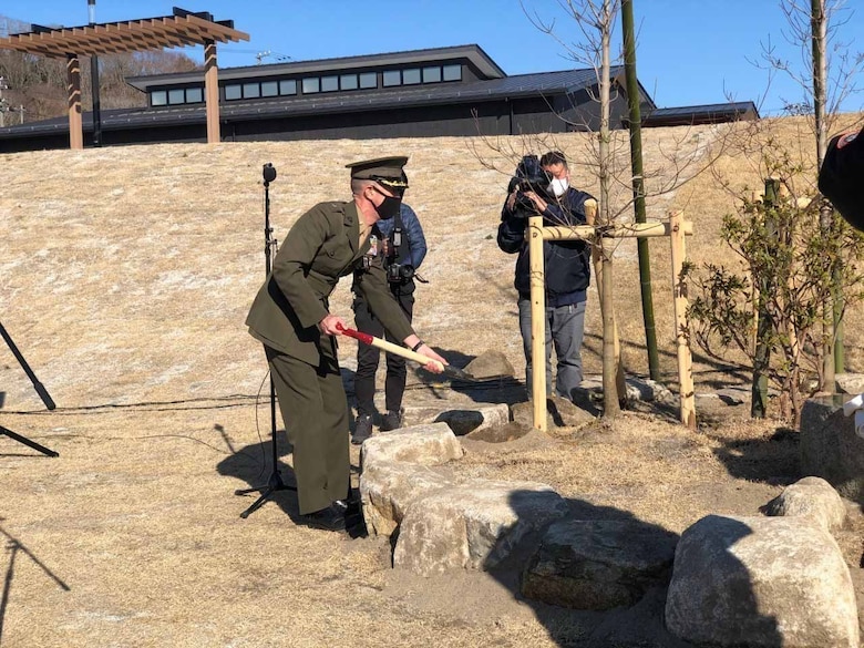 宮城県気仙沼大島で２０２１年３月７日に執り行われた「トモダチ作戦」記念式典に参加したケーレブ・イームズ海兵隊少佐