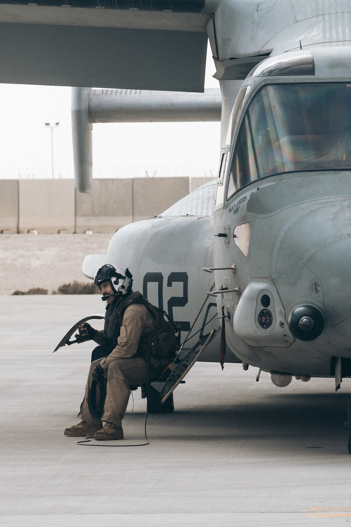 MV-22 refuels