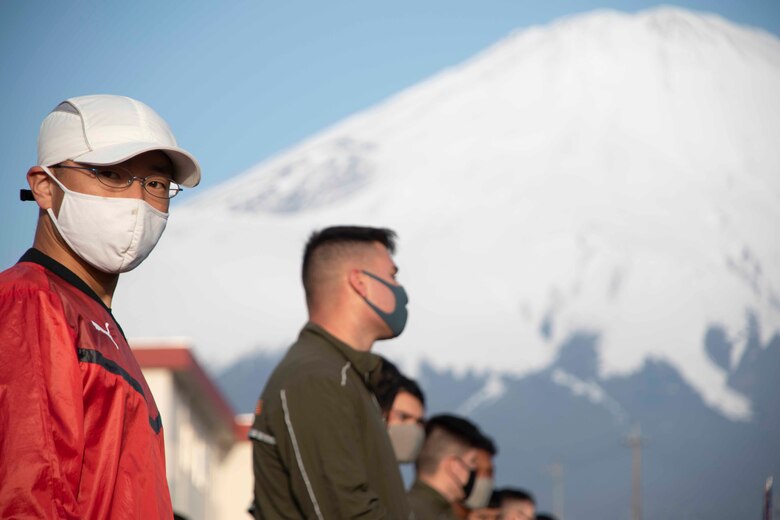 高橋一博２等陸曹がキャンプ富士で３月１１日に行われた東日本大震災追悼のランの準備運動