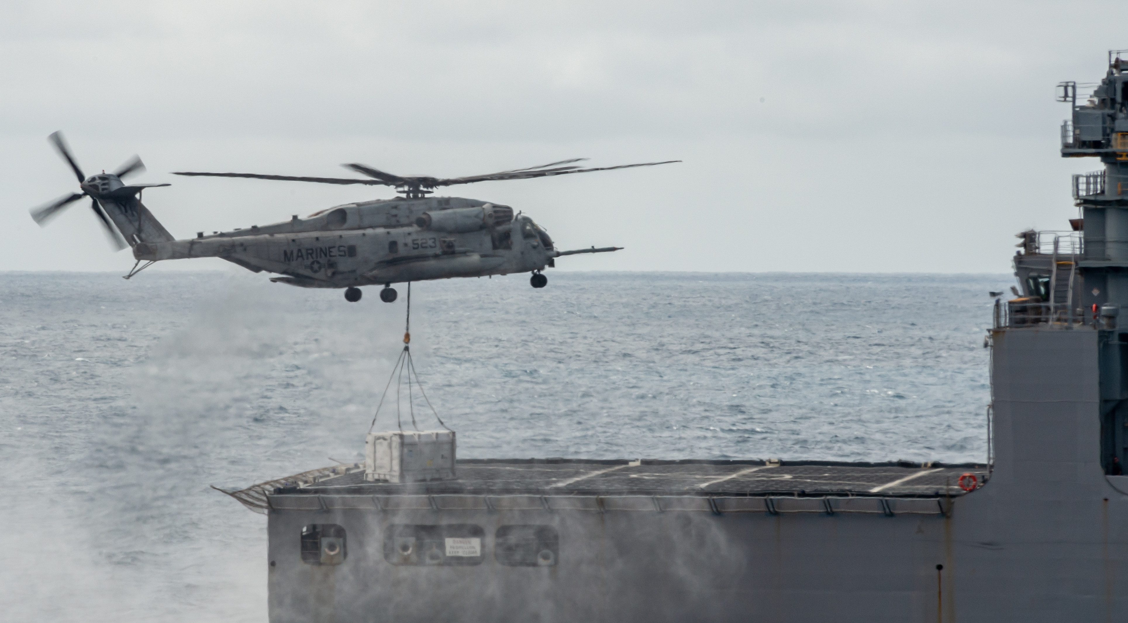 USS Carl Vinson (CVN 70) and USNS Richard E. Byrd (T-AKE 4) transport a mock F135 engine power module.