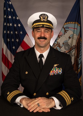 Official biography photo of Commander Daniel Thomas, CO of HSC 8