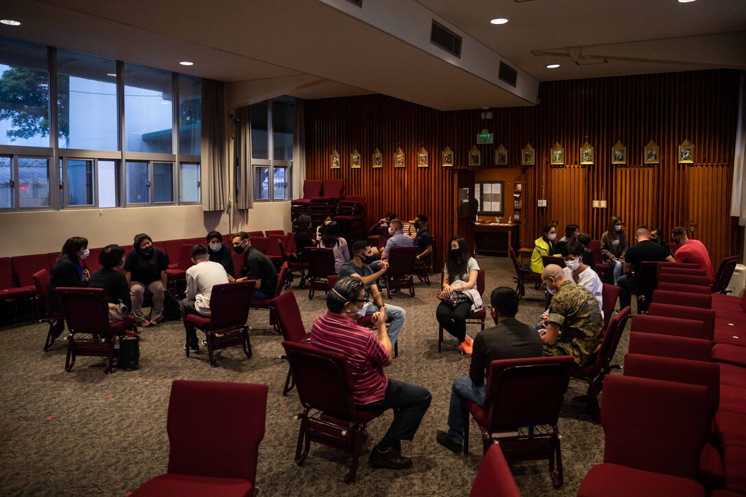 普天間基地にある礼拝堂で３月１６日、１年ぶりの英会話クラスが再開され、日米の参加者３８人が少人数のグループに分かれ、英語や日本語での会話を楽しみました。