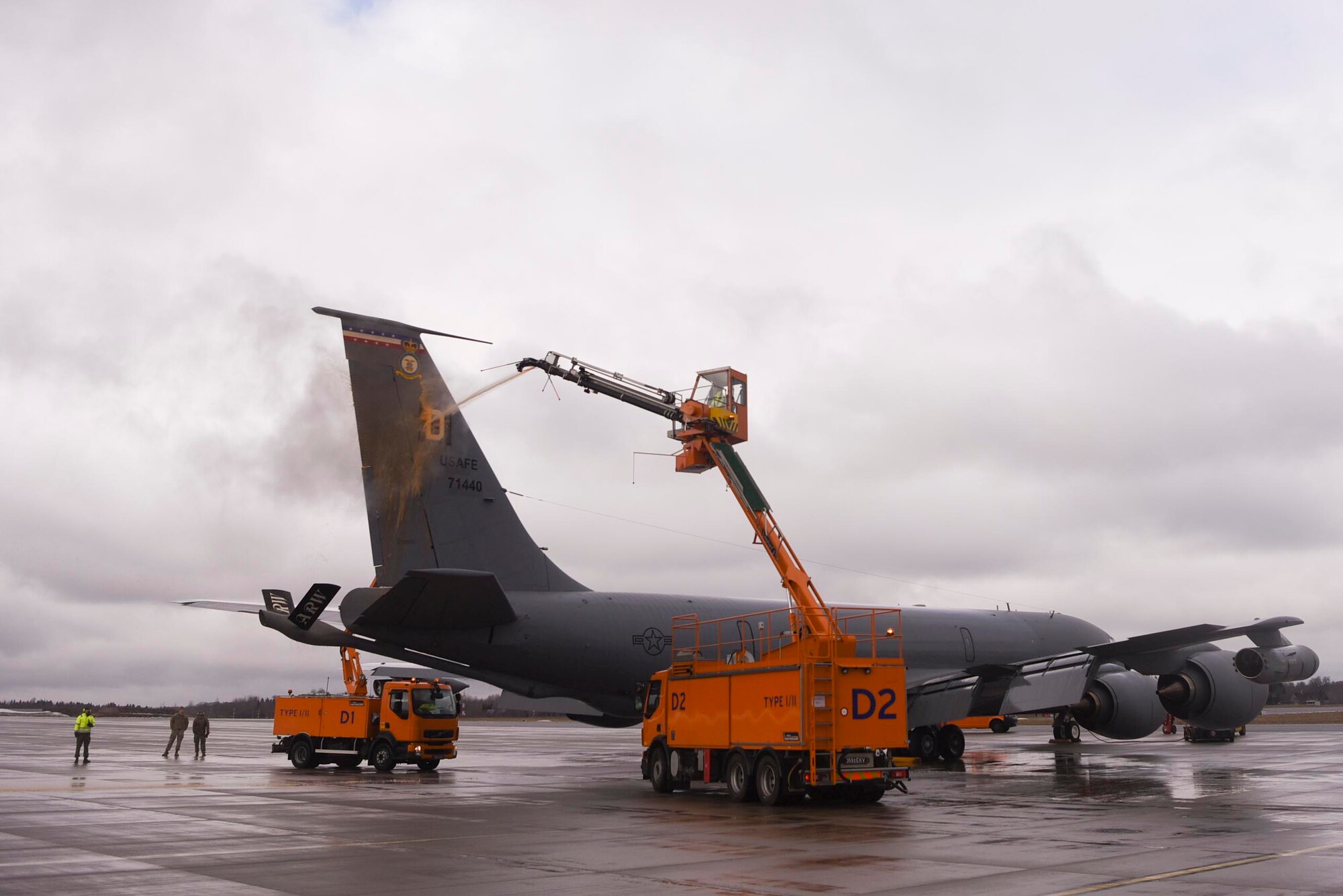 Estonian air base military personnel de-ice a U.S. Air Force KC-135 Stratotanker aircraft assigned to the 100th Air Refueling Wing during exercise Baltic Trident at Ämari Air Base, Estonia, March 17, 2021. The 100th ARW continuously exercises ways to improve its defense capabilities to ensure its advantage in resiliency and to protect its assets, personnel and support its allies. (U.S. Air Force photo by Senior Airman Joseph Barron)