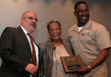 Raye Montague being presented with a plaque for her presentation on Women’s History Month at Naval Surface Warfare Center, Dahlgren Division, in 2017.