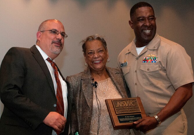 Raye Montague being presented with a plaque for her presentation on Women’s History Month at Naval Surface Warfare Center, Dahlgren Division, in 2017.