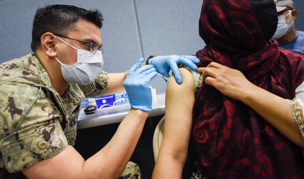 MCPON Smith visits Sailors supporting Community Vaccination Center at York College in Jamaica, Queens, NY.