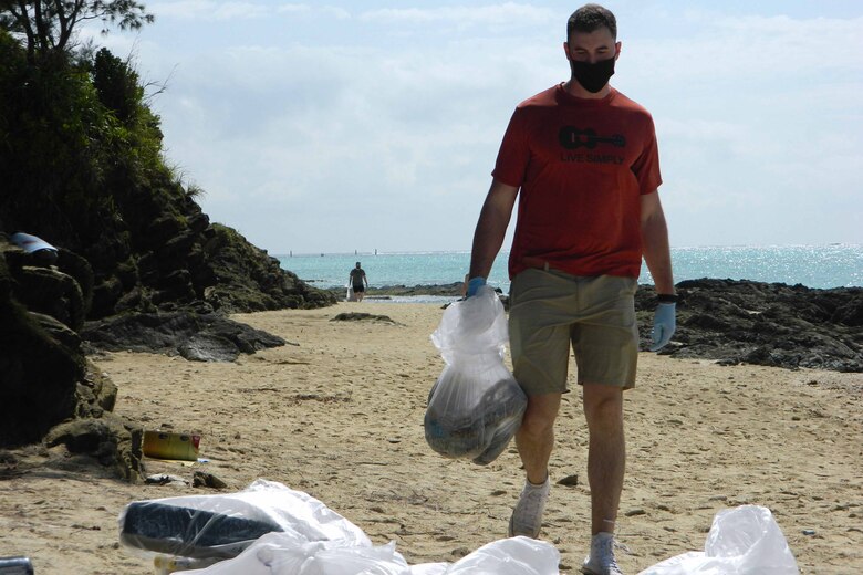 伍長コースで学ぶ海兵隊員らがシーグラスビーチで流れ着いたペットボトルやプラスティック容器などの様々なゴミを拾い集めました：２０２１年３月２５日、豊原区シーグラスビーチ