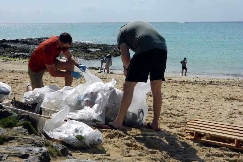 伍長コースで学ぶノースカロライナ州から赴任してきている海兵隊員がシーグラスビーチで拾い集めたゴミを分別：２０２１年３月２５日、豊原区シーグラスビーチ