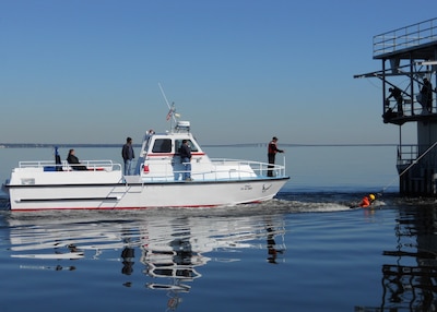 A student in the “back drag” position, you can see the back of the Big Dawg, instructor in other craft is giving him a thumps up to release.