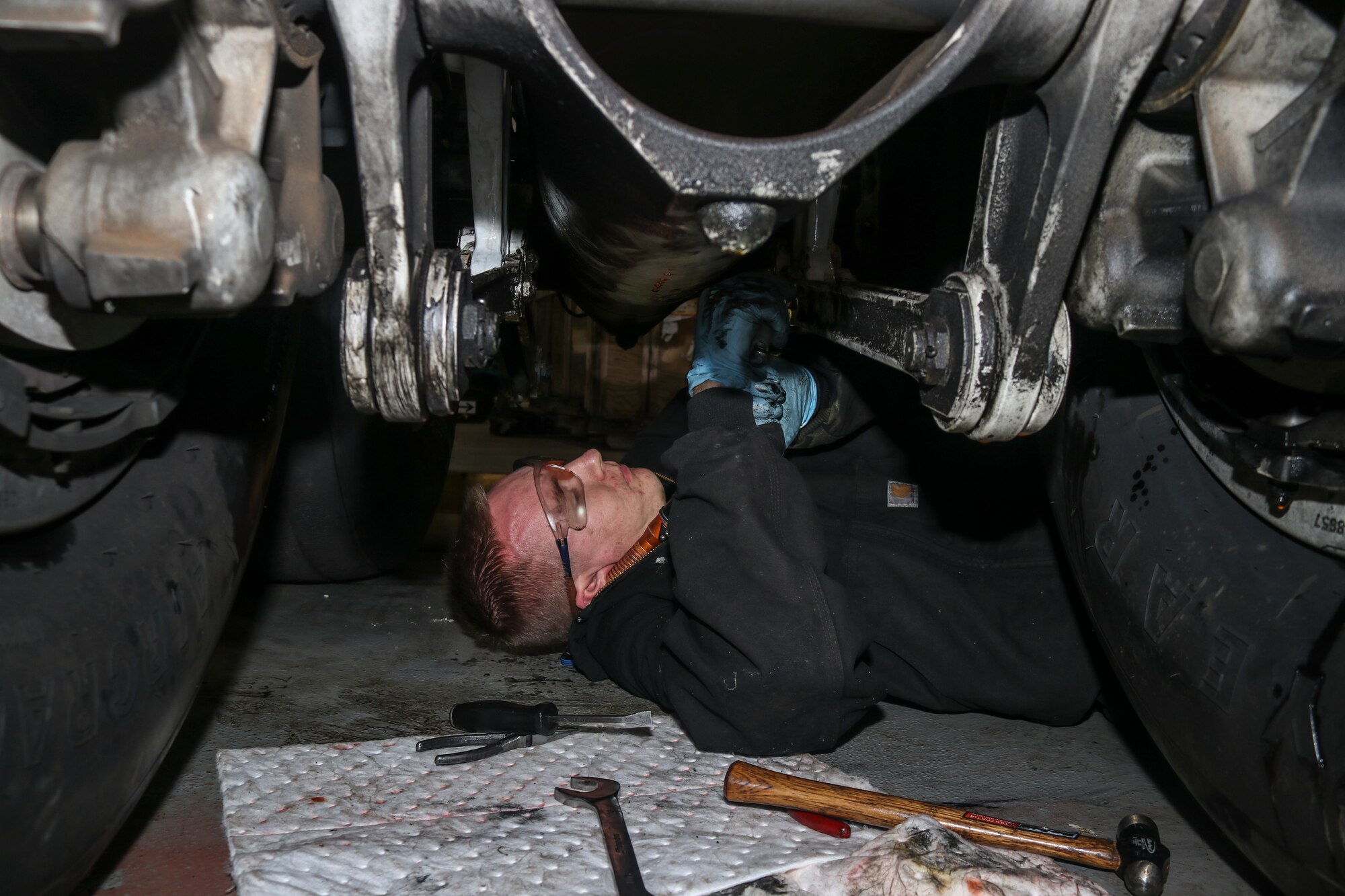 7th EMS Airmen repair main landing gear strut