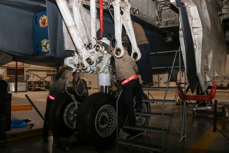 7th EMS Airmen repair main landing gear strut