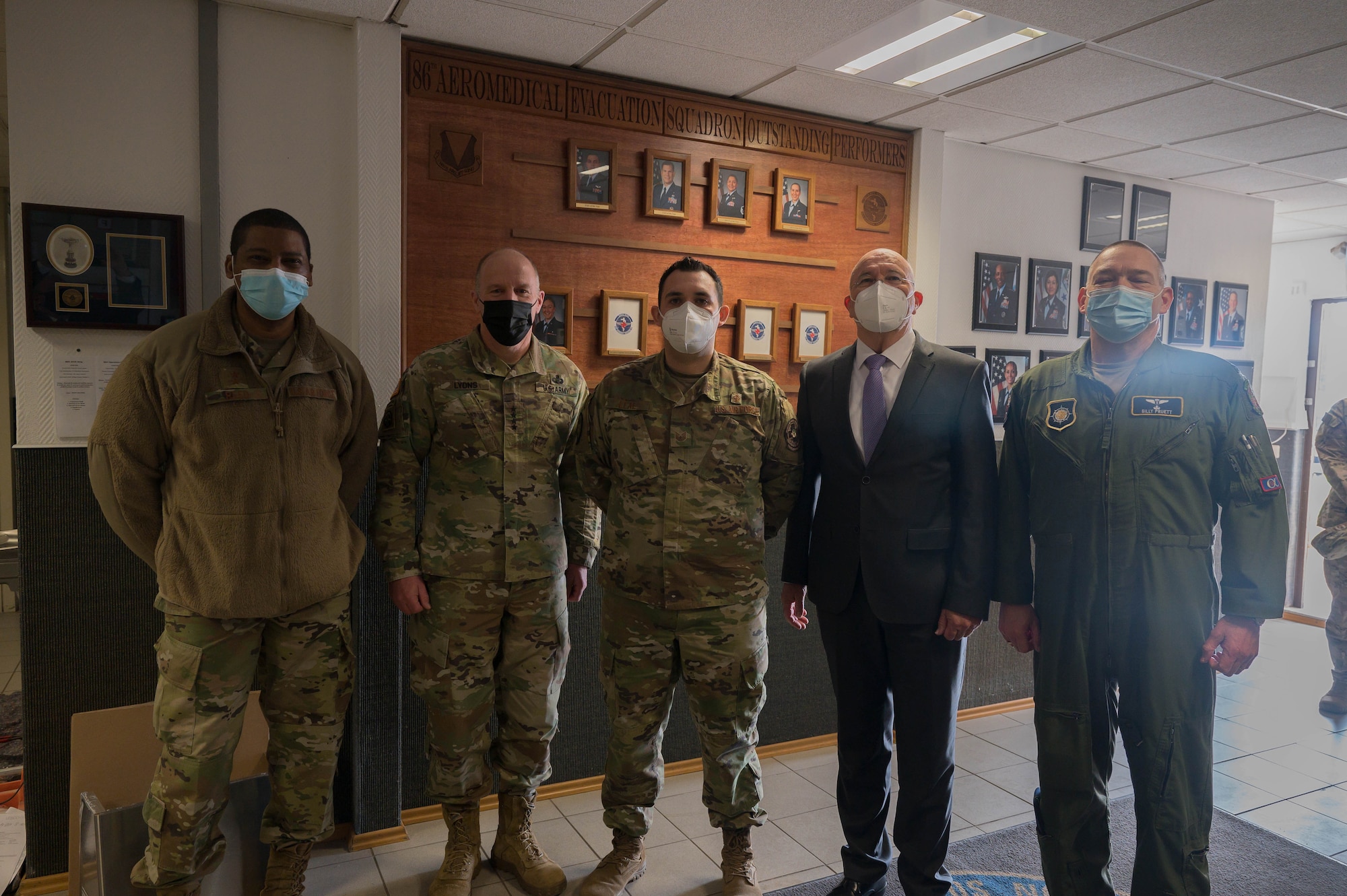 Third Air Force commander, USAFE policy advisor, USTRANSCOM commander, TPMRC-E chief and an Airman pose for a photo.