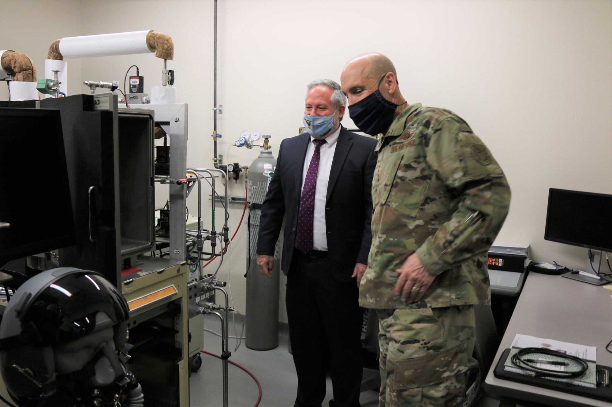 Dr. Richard Arnold, Director, Naval Aerospace Medical Research Laboratory, NAMRU-Dayton speaks to Gen. David Allvin, Air Force Vice Chief of Staff, during his visit to AFRL’s 711th Human Performance Wing Apr. 26, 2021 at Wright-Patterson Air Force Base (WPAFB), Ohio. Allvin was briefed on the Navy-Air Force joint capability in aerospace physiology research at WPAFB. They are standing in the NAMRU-Dayton sensors laboratory, one of several laboratories conducting operationally relevant research for warfighter health, safety, and performance. (U.S. Navy photo/Megan Mudersbach)