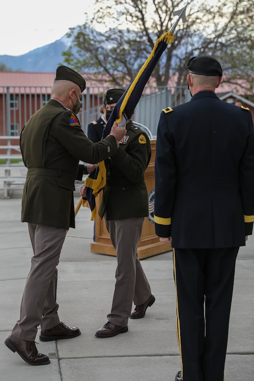 Soldiers pass colors