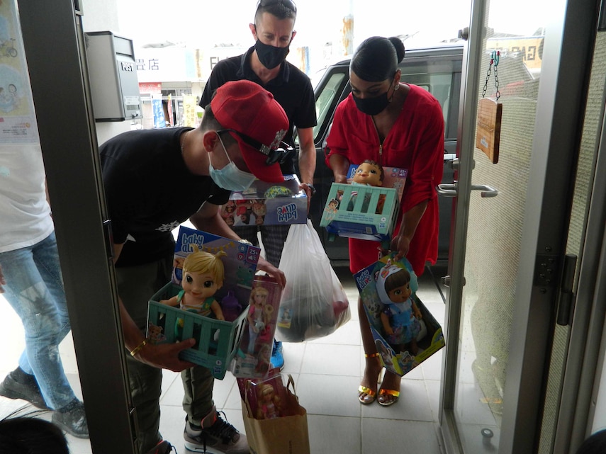 第３海兵遠征旅団の海兵隊員らが自前で購入したおもちゃや食べ物を持って、３人の隊員、ケーレブ・イームズ海兵隊少佐（中）、スペンディア・ヘレーラ海兵隊２等軍曹（右）、ジュアン・サルガド海兵隊伍長（左）が西原町にある医療型児童デイサービスを訪れ、幼児たちに笑顔を運びました。