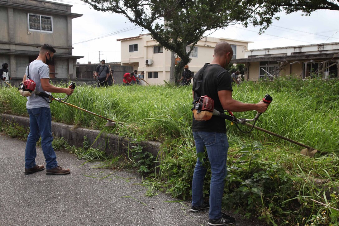 金武町にある「屋嘉ビーチ前」バス停近くの一画で、草刈り作業に励む第３１海兵遠征部隊の海兵隊員たち、２０２１年５月８日、沖縄県金武町