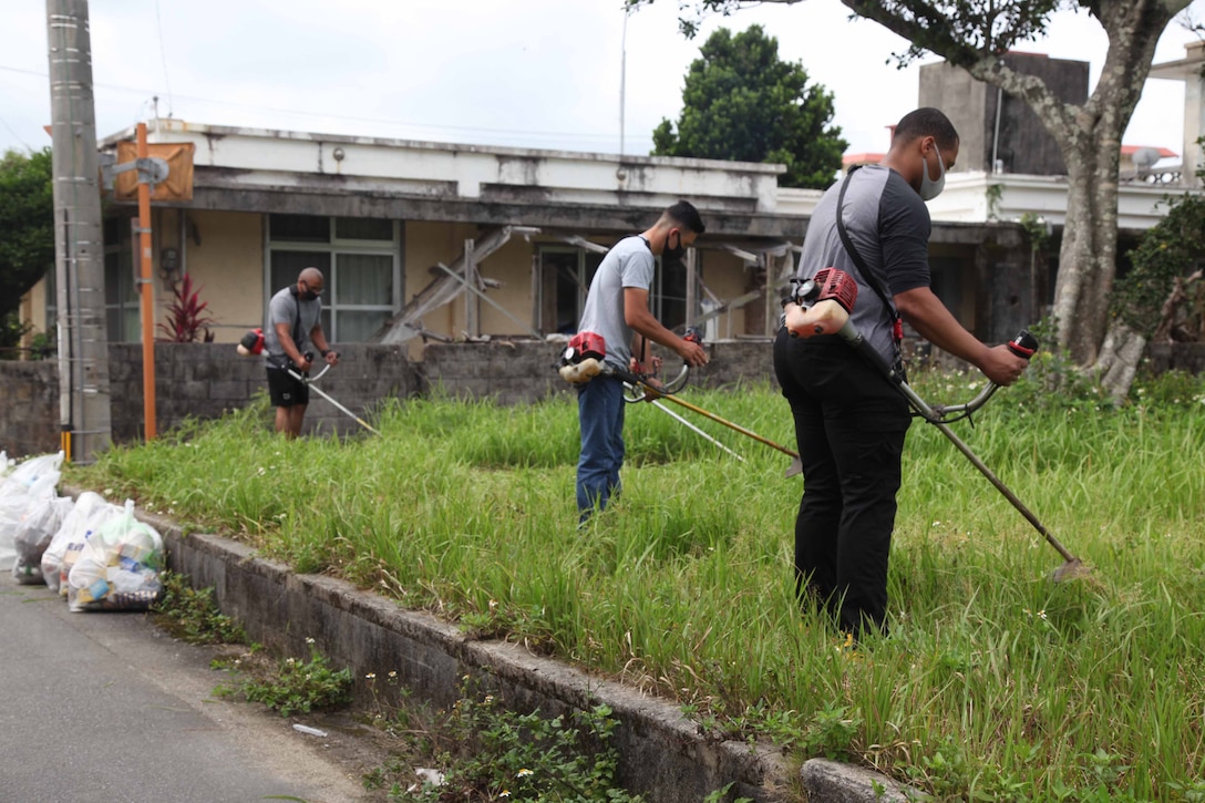 金武町にある「屋嘉ビーチ前」バス停近くの一画で、草刈り作業に励む第３１海兵遠征部隊の海兵隊員たち、２０２１年５月８日、沖縄県金武町
