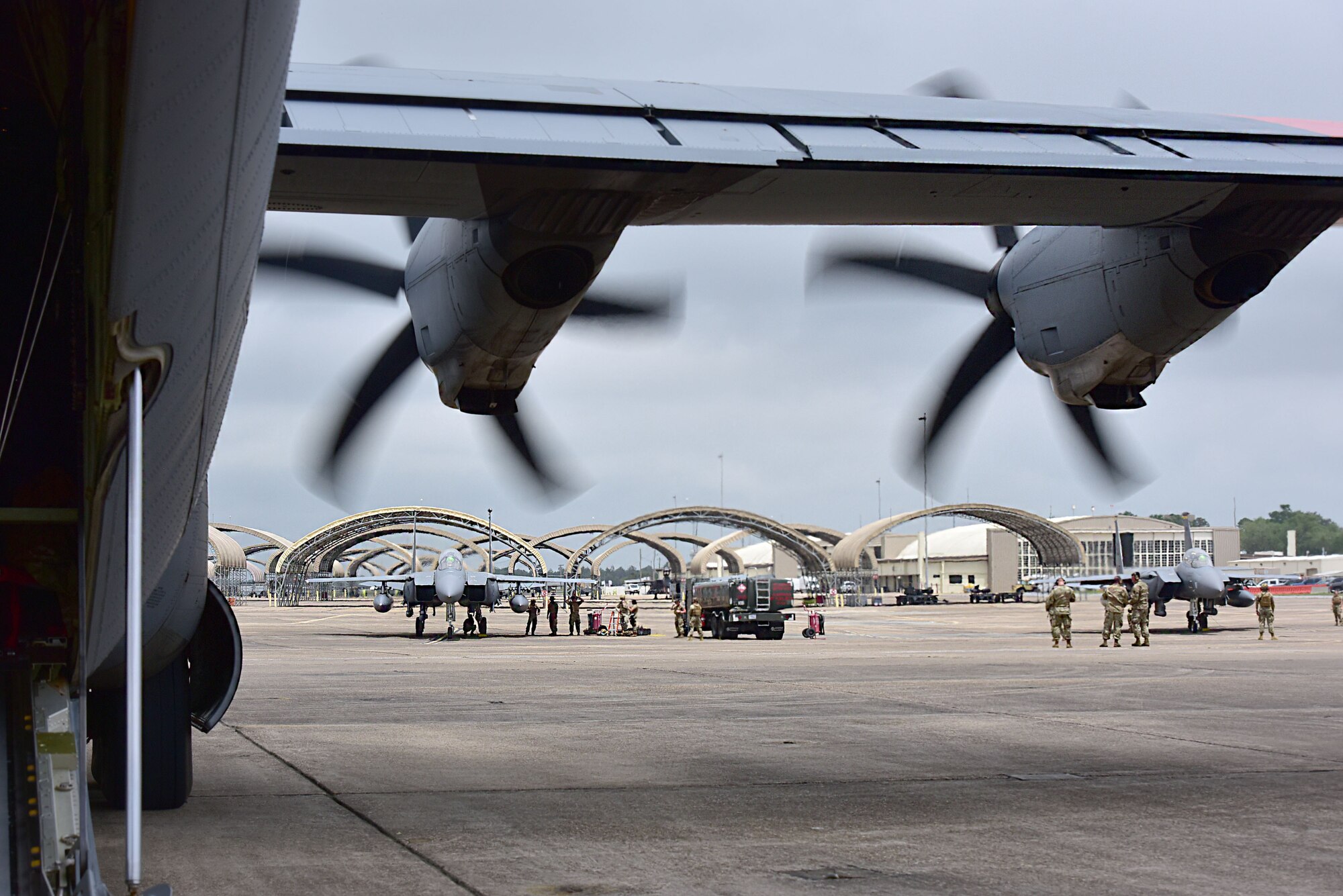 Airmen assigned to the 4th Fighter Wing conduct an integrated combat turn