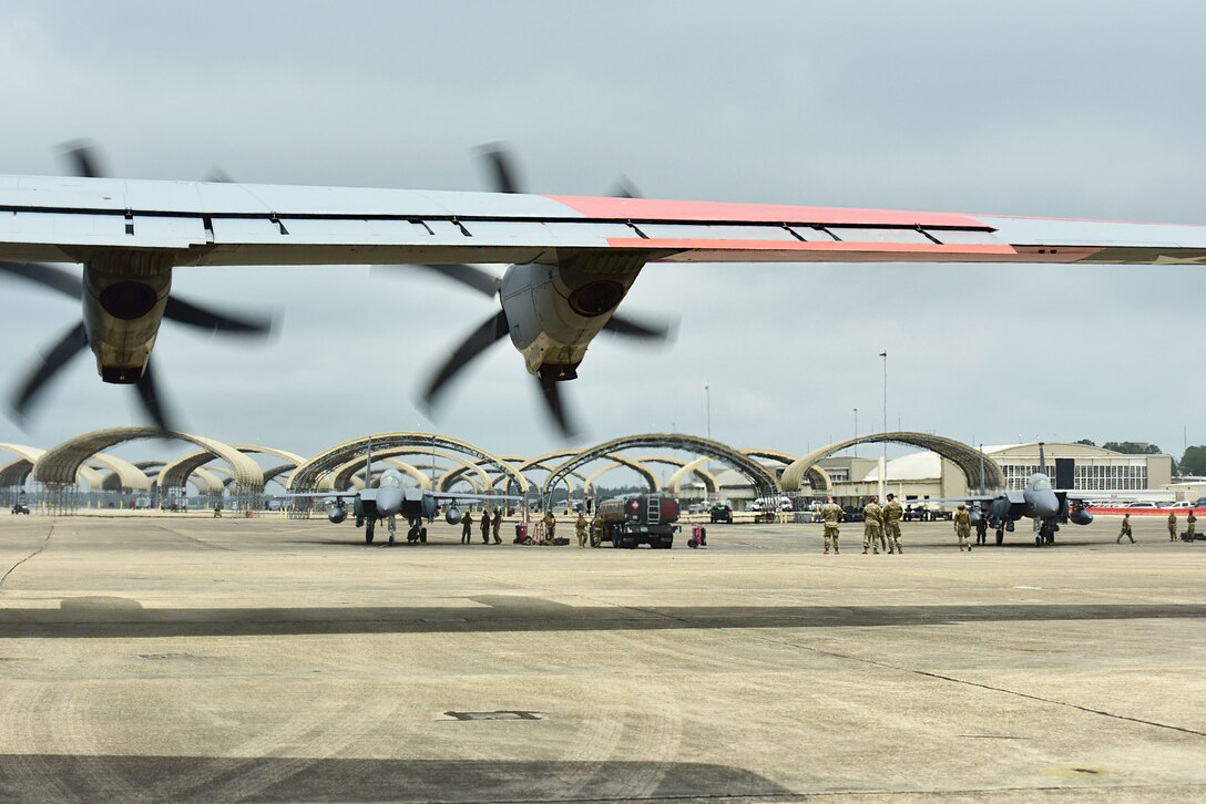 Airmen assigned to the 4th Fighter Wing conduct an integrated combat turn