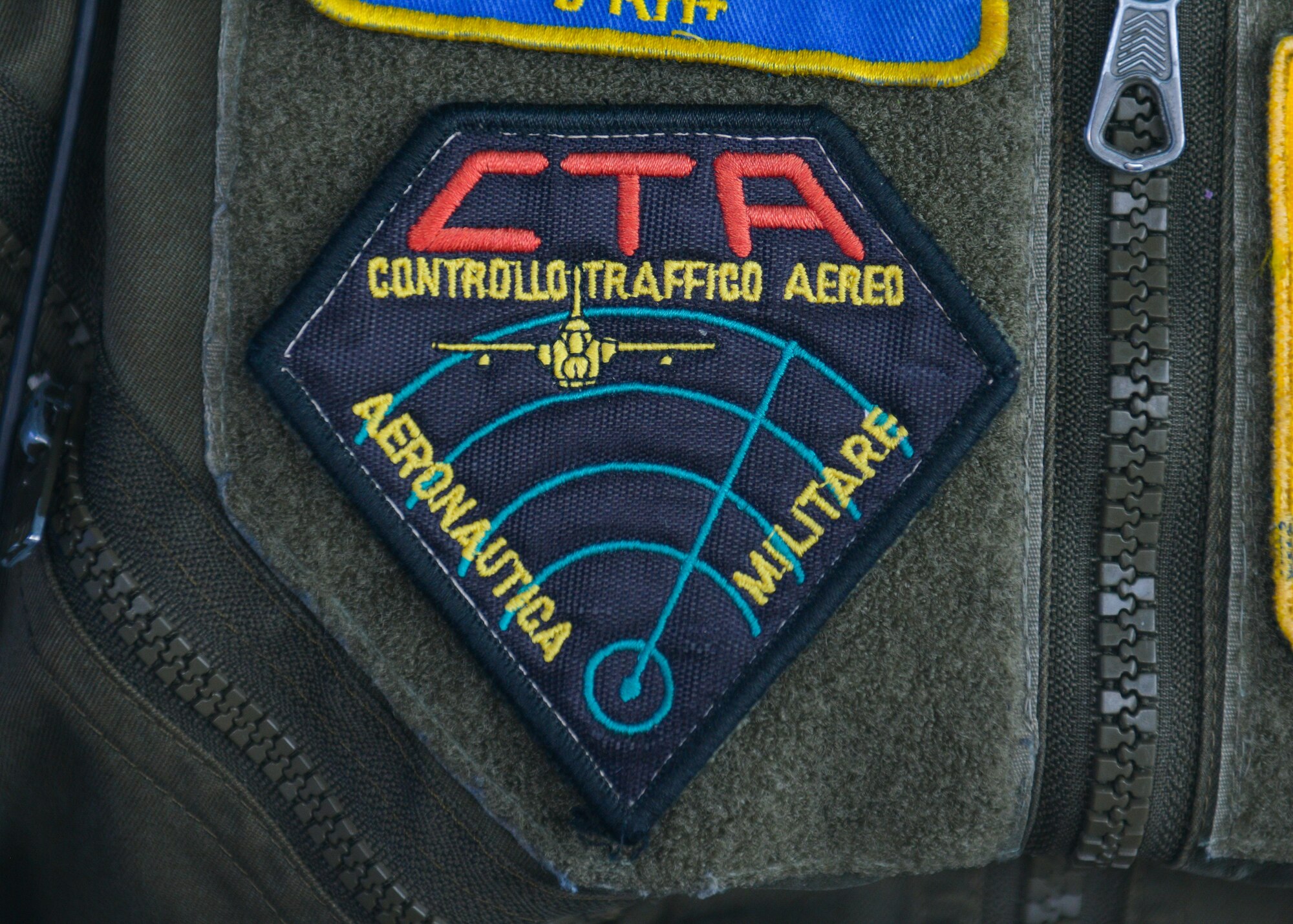 An Italian air force Air Traffic Control Service, air traffic controller (ATC), patch is shown at Aviano Air Base, Italy, May 7, 2021. The U.S. Air Force and ITAF ATCs work together to relay flight and landing instructions, weather updates, and safety information to pilots. The ATCs maneuver U.S. Air Force and ITAF F-16 Fighting Falcon and HH-60 Pave Hawk aircraft on the flight line and in the airspace 24-hours per day, seven days per week. (U.S. Air Force photo by Airman 1st Class Brooke Moeder)