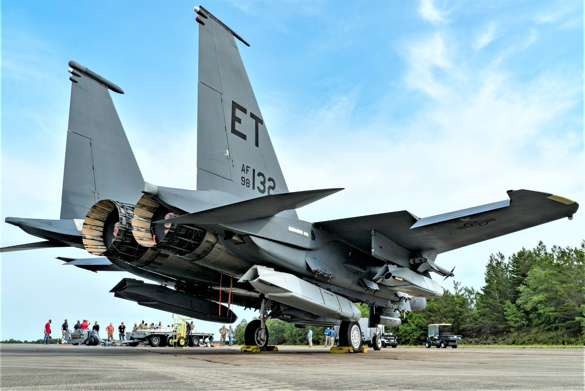 An F-15E Strike Eagle sits on the ramp with five JASSMs loaded