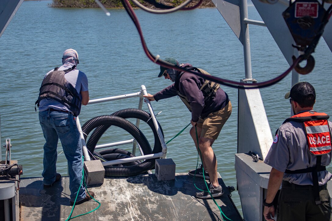 Army Corps of Engineers and Texas Parks and Wildlife Deploy Fisheries Habitat Structures at Lewisville Lake