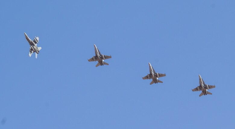 Un F / A-18D Hornet del Cuerpo de Marines de EE. UU. Se aleja de la formación en preparación para aterrizar en la Base Aérea Prince Sultan, Reino de Arabia Saudita, el 8 de mayo de 2021. Un destacamento de F / A-18, junto con personal de escuadrón de la Infantería de Marina La estación aérea Beaufort, Carolina del Sur, se integrará rápidamente en el entrenamiento de teatro, así como en misiones conjuntas y asociadas, como parte de un empleo de fuerza dinámica que destaca la capacidad del ejército estadounidense para desplegar y emplear fuerzas rápidamente en cualquier parte del mundo. (Foto de la Fuerza Aérea de los EE. UU. Por el aviador senior Samuel Earick)