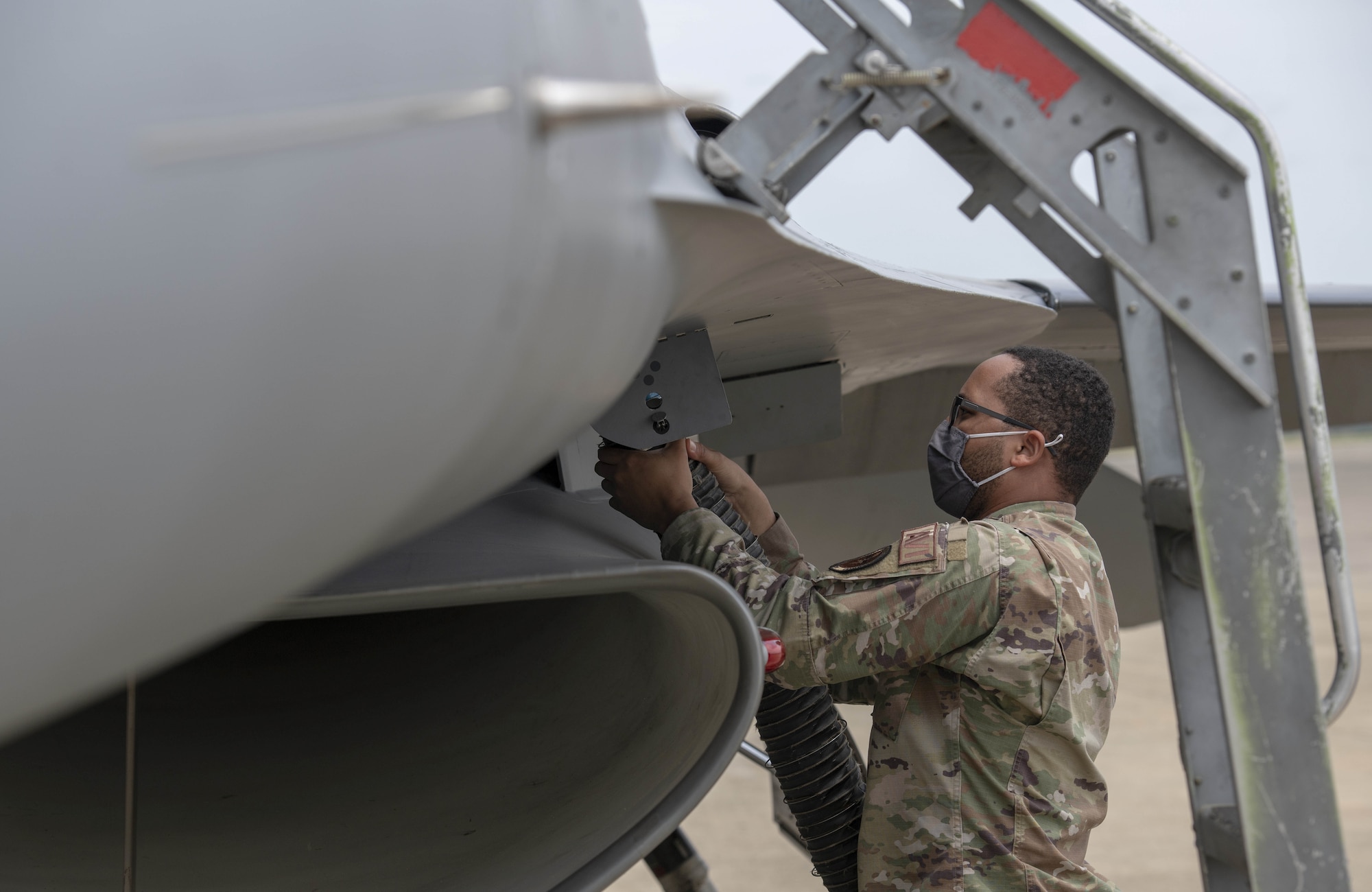 Photo of Airmen on flightline