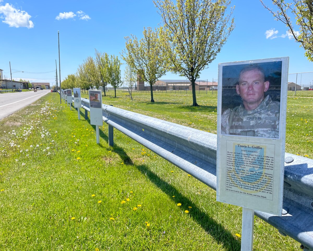 Niagara remembers the fallen > Niagara Falls Air Reserve Station > News