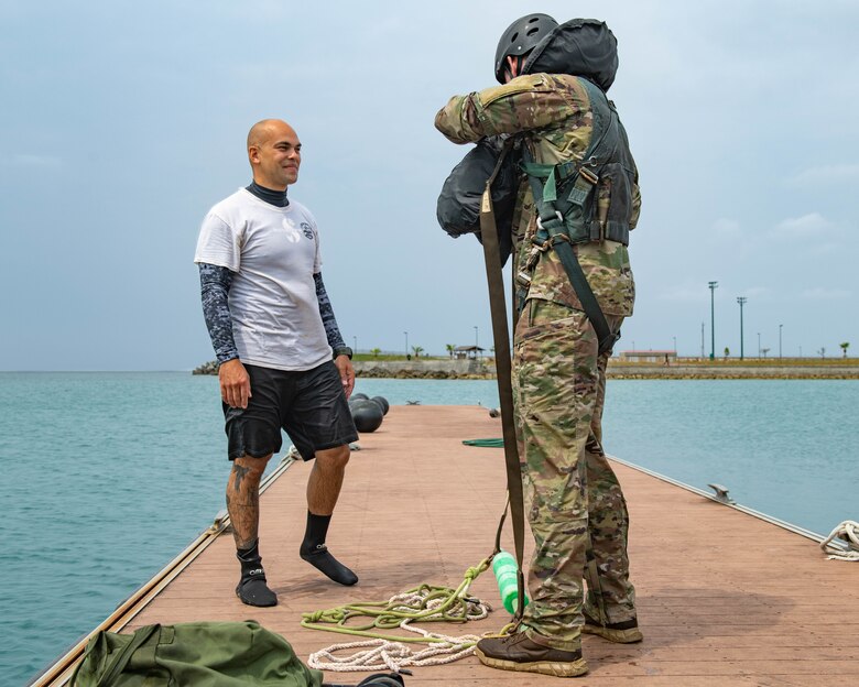 SERE specialist teaches Water Survival Training