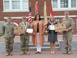 volunteer awardees with commanding general and wife