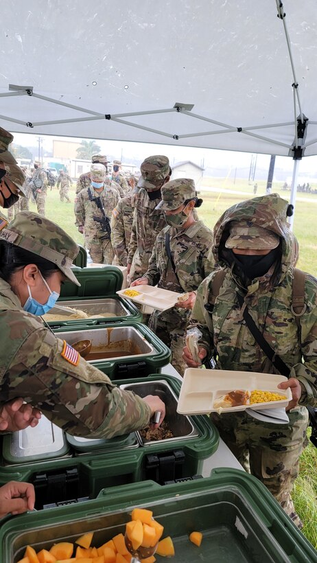 Army Reserve Soldiers of Pacific Signal-Cyber Team conduct headquarter’s first field culinary operations