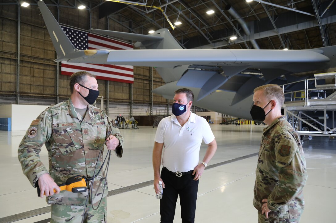 Mayor Andy Ryder, city of Lacey, Washington, and honorary commander of the 446th Airlift Wing (center), and  Col. Paul Skipworth, wing commander of the 446th Airlift Wing (right), view an equipment demonstration from Senior Master Sgt. Quentin Nemechek, a Reserve Citizen Airman in the 446th Maintenance Squadron, during a visit on May 10, 2021 at Joint Base Lewis-McChord, Washington