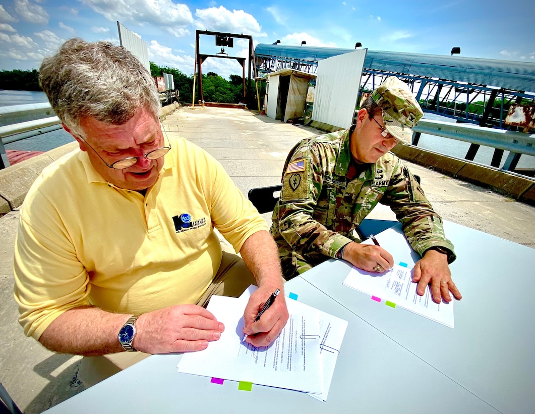 St. Louis District Commander Kevin Golinghorst and Chairman of the Board for the Kaskaskia Regional Port District George Obernagel sign Feasibility Cost Sharing Agreement for the feasibility study.