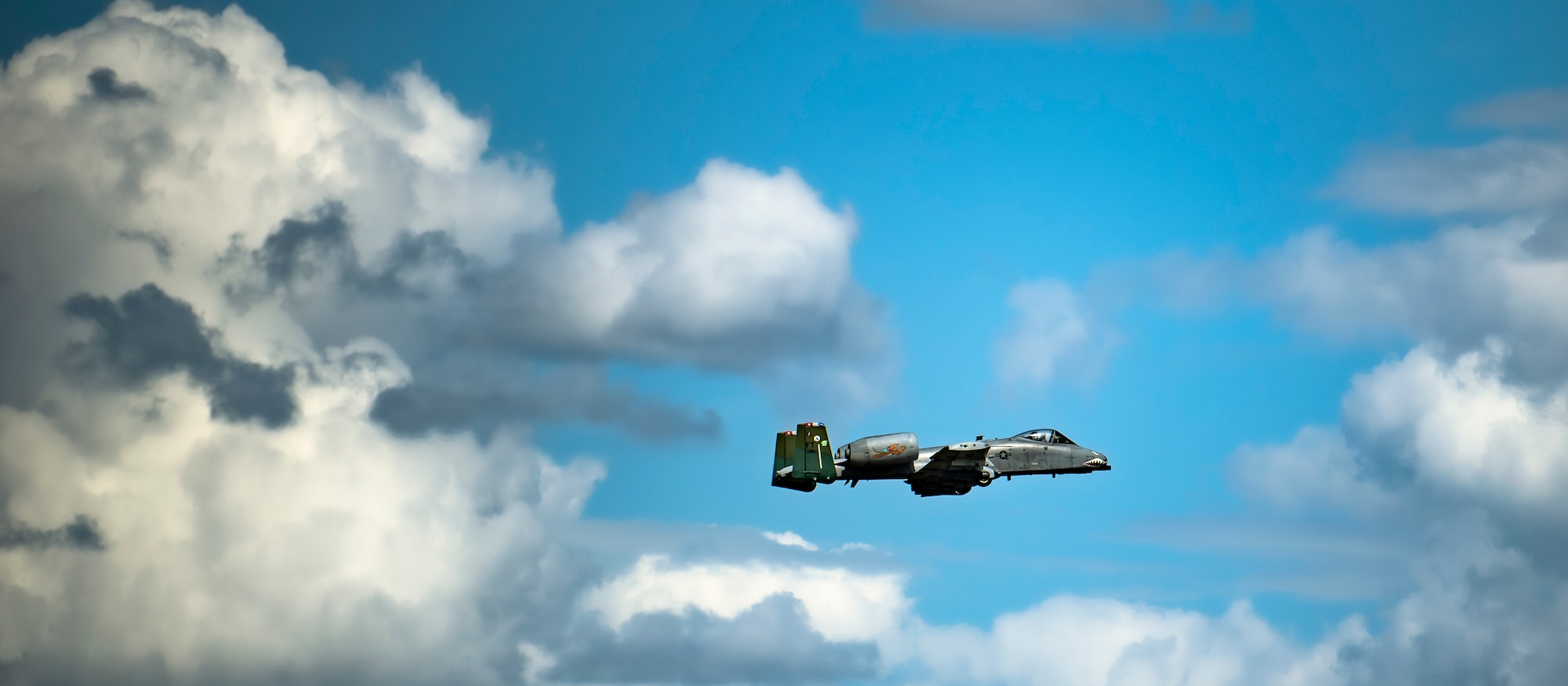 photo of aircraft flying