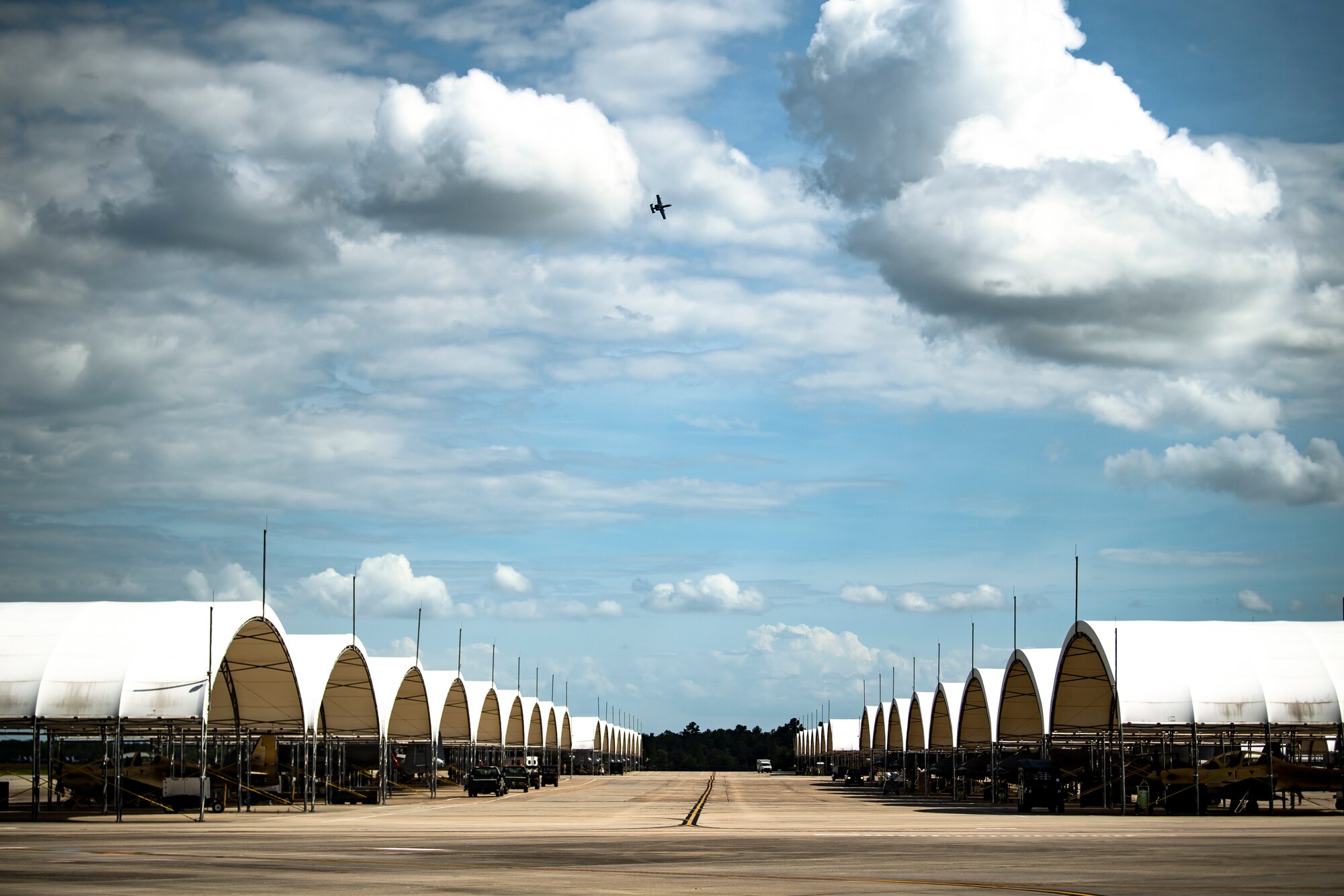 photo of aircraft flying