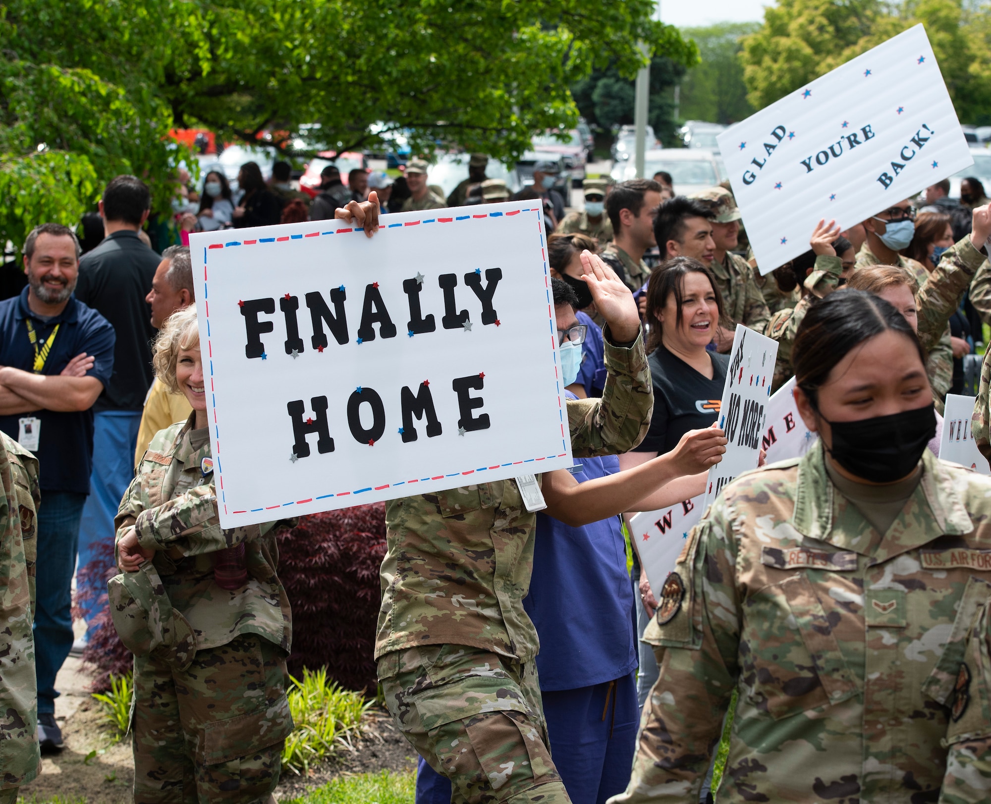 88th Medical Group Airmen gather May 18, 2021, at the Wright- Patterson Air Force Base, Ohio, Medical Center to welcome home friends and coworkers returning from atwo-month deployment to Detroit . The returning Airmen helped administer more than 200,000 doses of the COVID-19 vaccineto Michigan residents. (U.S. Air Force photo by R.J. Oriez)