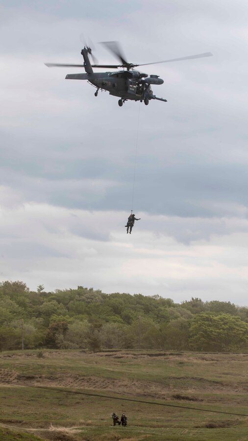 航空自衛隊救難団の芦屋救難隊のUH-60Jヘリコプターで米海兵隊のパイロットを救助する、陸上自衛隊日出生台演習場