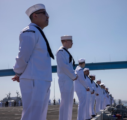 Sailors man the rails of the amphibious assault ship USS Makin Island (LHD 8).